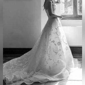 Carolina Herrera Wedding Gown - Size 8 in bridal